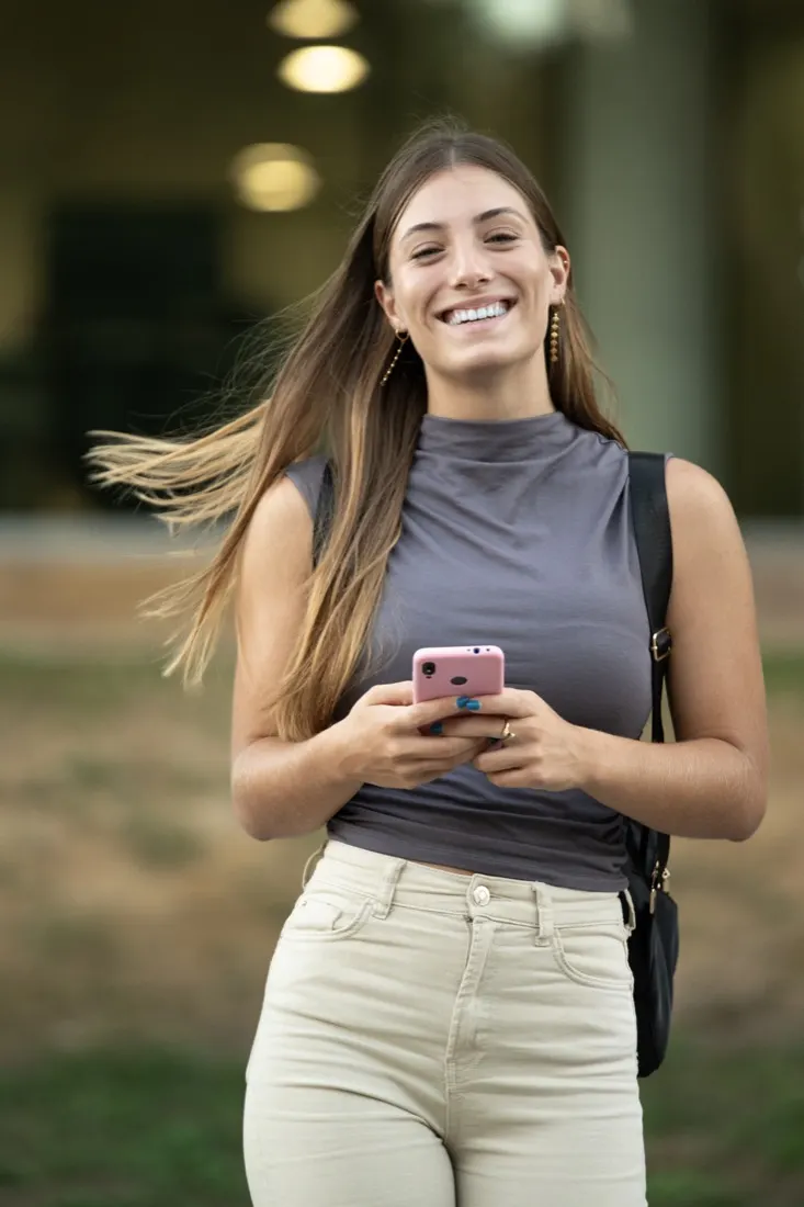 Persona manejando su negocio desde el teléfono con AdMira IA